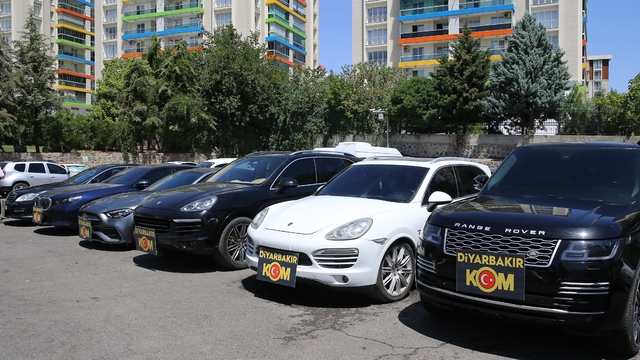 Diyarbakır merkezli operasyonda gümrük kaçağı 10 lüks araç ele geçirildi