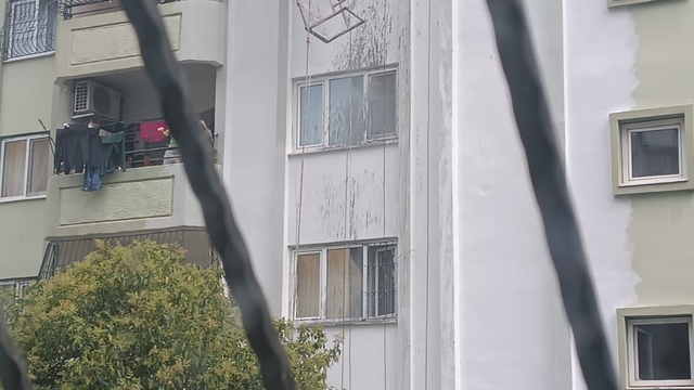 Adana'da halatı kopan iskelede asılı kalan işçiyi itfaiye ekipleri kurtardı