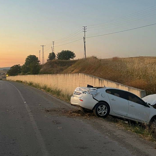 Vezirköprü'de devrilen otomobilin sürücüsü ağır yaralandı