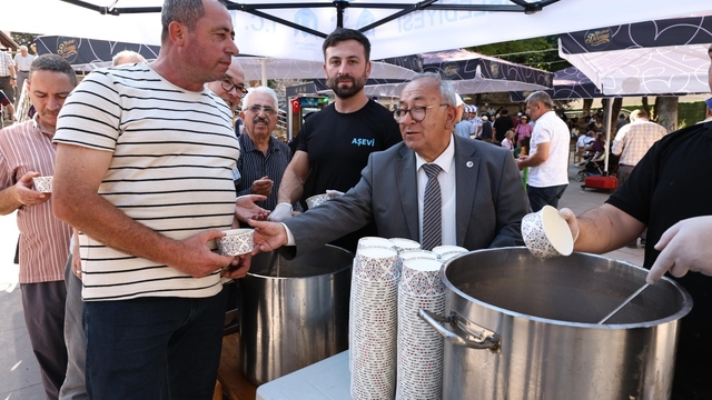 Merzifon'da vatandaşlara aşure dağıtıldı