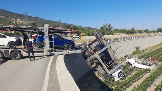 Amasya'da araç taşıyan tır ile kamyonet çarpıştı, sürücüler yaralandı