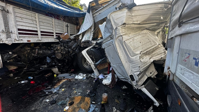 Adana'da 3 tırın çarpıştığı zincirleme kazada 1 kişi öldü, 2 kişi yaralandı