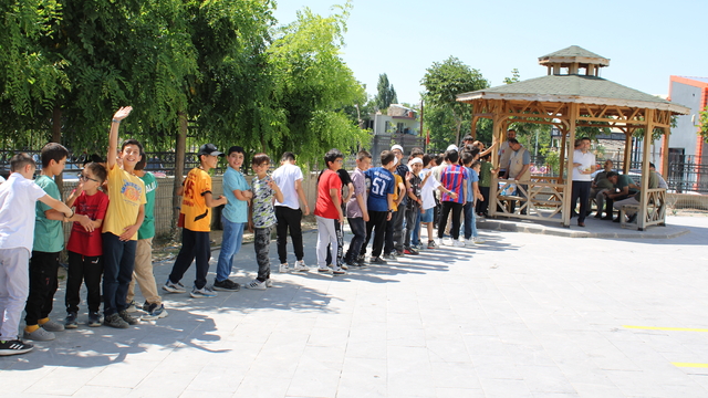 Niğde'de yaz Kur'an kursu öğrencilerine dondurma ve balon sürprizi
