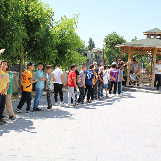 Niğde'de yaz Kur'an kursu öğrencilerine dondurma ve balon sürprizi