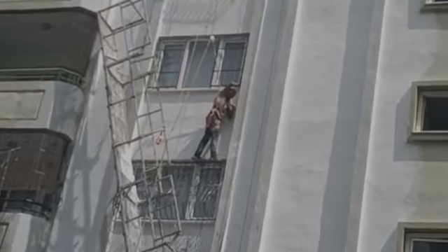 Halat kopunca güvenlik kemeri sayesinde asılı kalan işçi kamerada