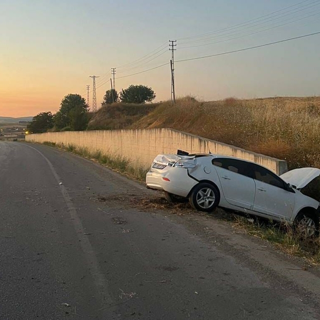Otomobil beton bariyere çarptı, alkollü sürücü ağır yaralandı