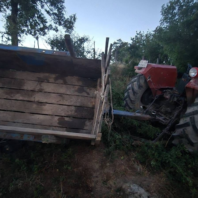 Devrilen traktörün altında kalan kadın ağır yaralandı