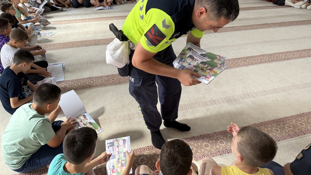 Alaçam'da jandarmadan yaz Kur'an kursu öğrencilerine trafik eğitimi