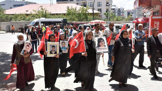 Vanlı aileler DEM Parti binası önündeki "evlat nöbeti"ni sürdürdü