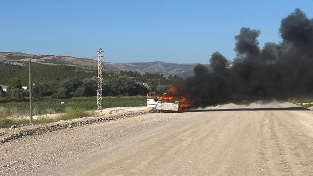 Amasya'da seyir halindeyken yangın çıkan otomobil kullanılamaz hale geldi