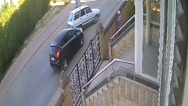 Aracıyla önünü kestiği otomobilin sürücüsünü darbetti; olay kamerada