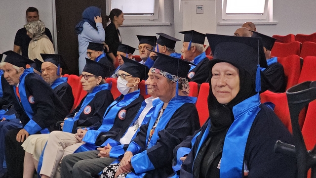 Tazelenme üniversitesinin 60 yaş üstü mezunları kep attı