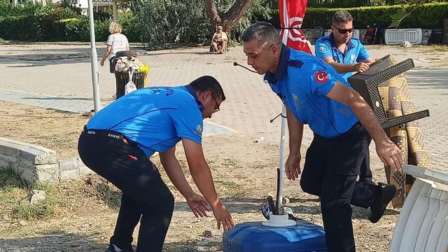 Ayvacık'ta kumsala sabitlenen şemsiye ve sandalyeler zabıta ekiplerince kaldırıldı
