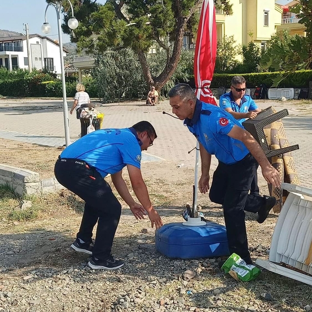 Ayvacık'ta kumsala sabitlenen şemsiye ve sandalyeler zabıta ekiplerince kal...