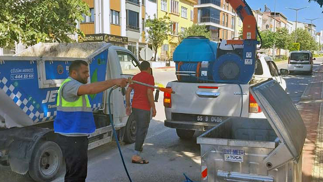Bafra'da çöp konteynerleri dezenfekte ediliyor