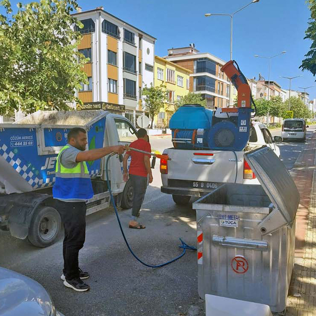 Bafra'da çöp konteynerleri dezenfekte ediliyor