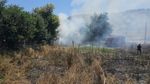Tarladaki otları temizlemek için yakılan ateş evin odunluğunu yaktı