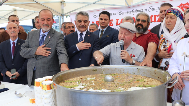 Yozgat'ta vatandaşlara aşure ikram edildi