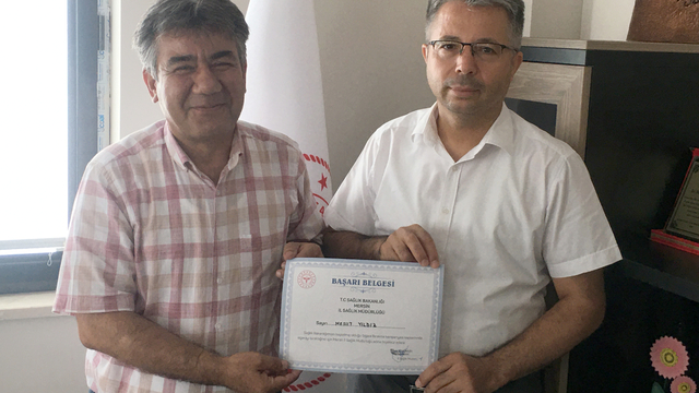 Erdemli'de sigarayı bırakan 2 kamu personeline başarı belgesi verildi