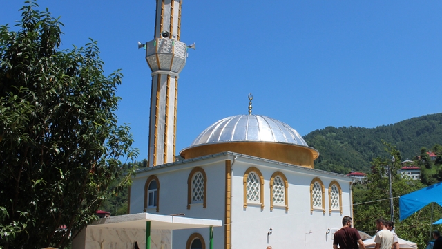 Eynesil'de hayırseverin yaptırdığı cami ibadete açıldı