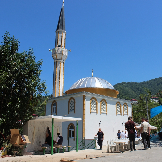 Eynesil'de hayırseverin yaptırdığı cami ibadete açıldı