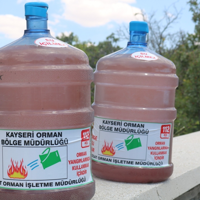 Yozgat'ta orman yollarına yangınlara karşı tedbir amaçlı su dolu damacanala...