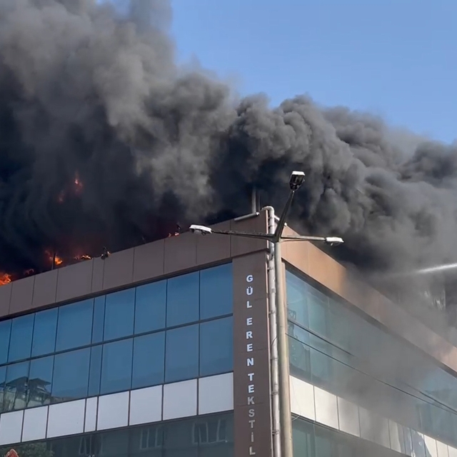 Bursa'da tekstil atölyesinin çatı katında yangın