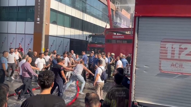 Bursa'da tekstil atölyesinin çatı katında yangın (2)