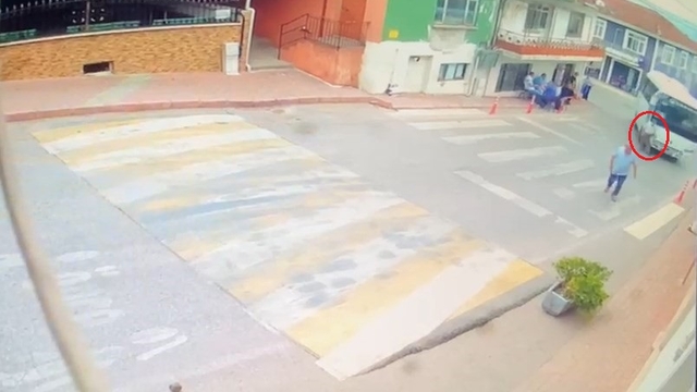 Midibüsün altına kalan yaya ağır yaralandı: O anlar kamerada