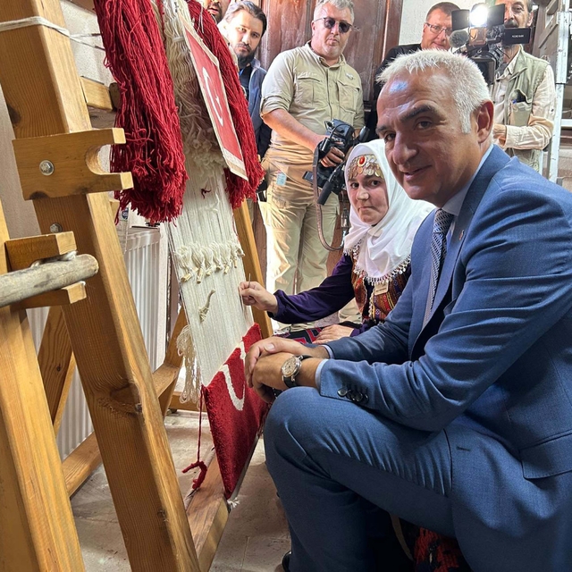 Bakan Ersoy: Yabancı turist rotalarına da girecek bir Uşak için çalışma yap...