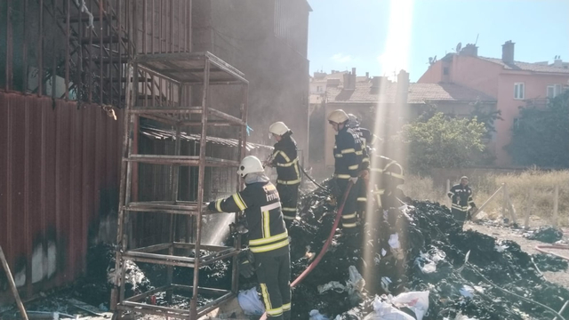 Tekstil atölyesi bahçesinde çıkan yangına kadın itfaiyeciler de müdahale etti