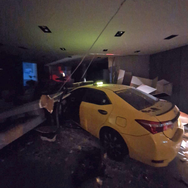 Mersin'de taksinin motosikletliye çarparak mobilya mağazasına girmesi kamer...