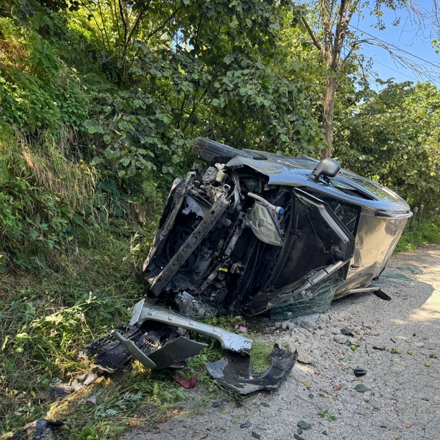 Giresun'da yamaçtan yuvarlanan hafif ticari araçtaki 4 kişi yaralandı