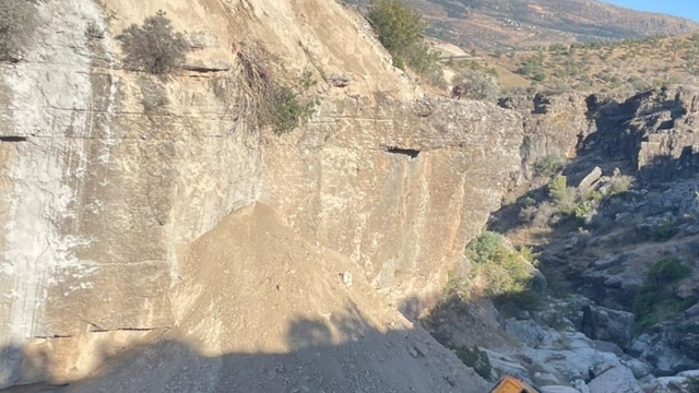 Adıyaman'da şarampole devrilen kamyonun sürücüsü öldü