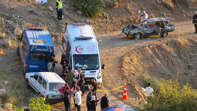 Adana'da uçuruma yuvarlanan otomobildeki 1 kişi öldü, 7 kişi yaralandı