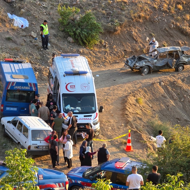 Adana'da uçuruma yuvarlanan otomobildeki 1 kişi öldü, 7 kişi yaralandı