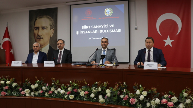 Sanayi ve Teknoloji Bakanı Kacır, Siirt'te esnafı ziyaret etti, iş insanları ile bir araya geldi