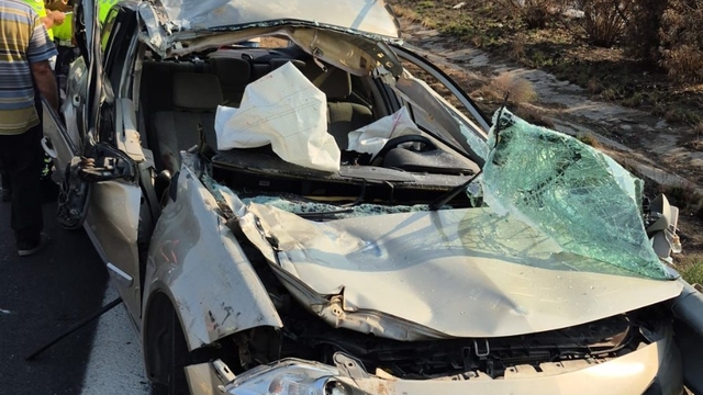 Mersin'de tıra arkadan çarpan otomobildeki 2 kişi yaralandı