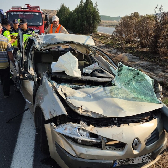 Mersin'de tıra arkadan çarpan otomobildeki 2 kişi yaralandı