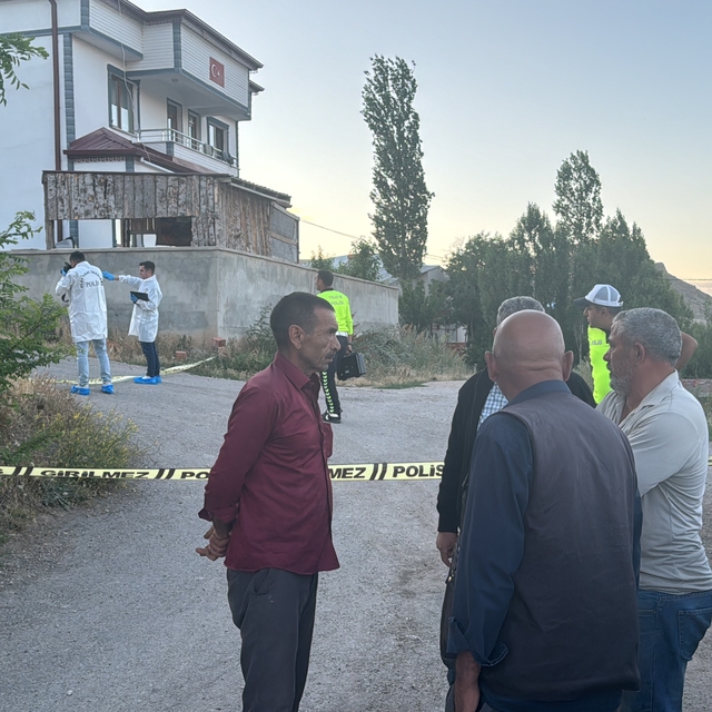 Bayburt'ta babasının kamyonetle geri manevra yaparken çarptığı çocuk hayatı...