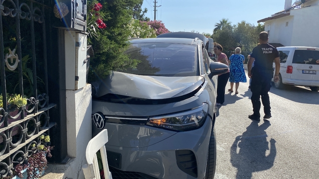 Balıkesir'de bahçe duvarına çarpan otomobilin sürücüsü yaralandı