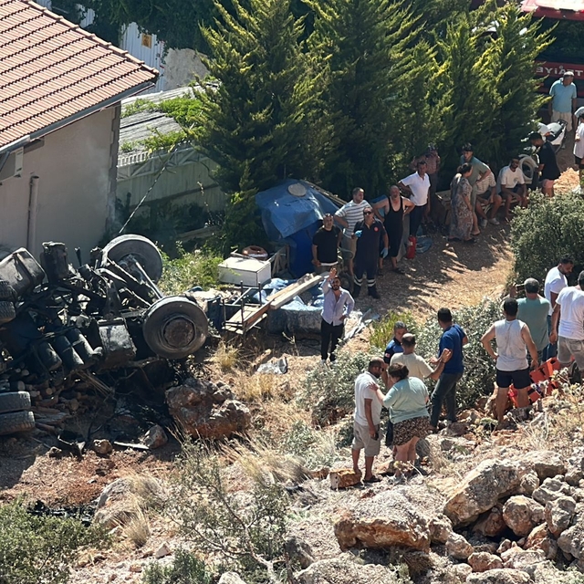Antalya'da uçuruma devrilen kamyondaki 2 kişi yaşamını yitirdi