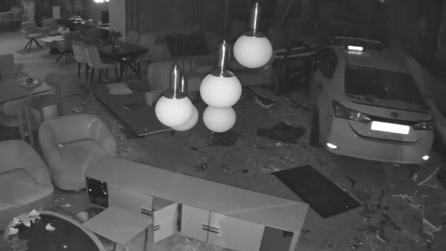 Kontrolden çıkan taksi motosiklete çarpıp mağazaya girdi; kaza anı kamerada (2)