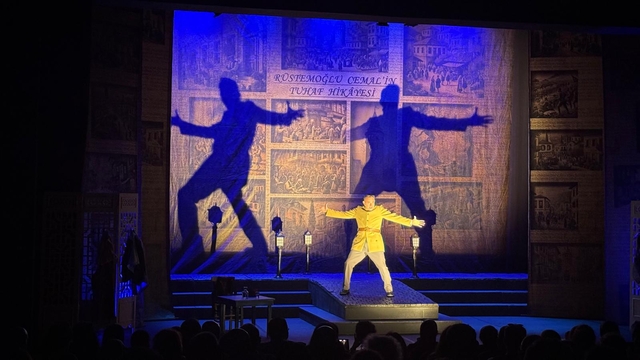 İzmir Devlet Tiyatrosu "Rüstemoğlu Cemal'in Tuhaf Hikayesi" adlı oyunu Trabzon'da sahneledi