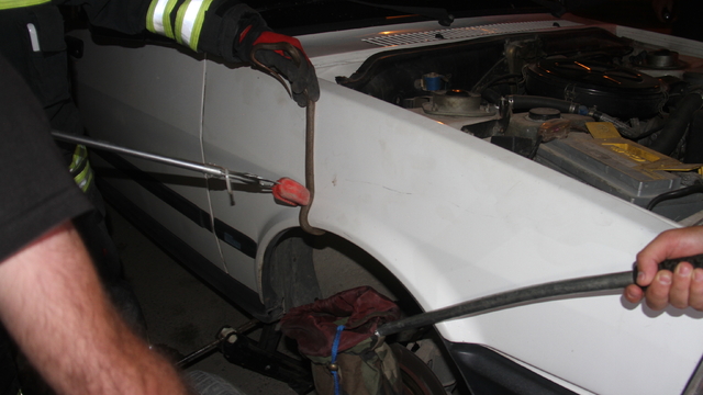 Konya'da otomobilin jantına giren yılanı itfaiye çıkardı