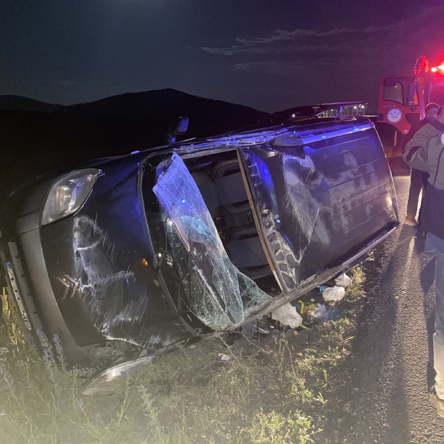 Kars'ta şarampole devrilen hafif ticari araçtaki 4 kişi yaralandı