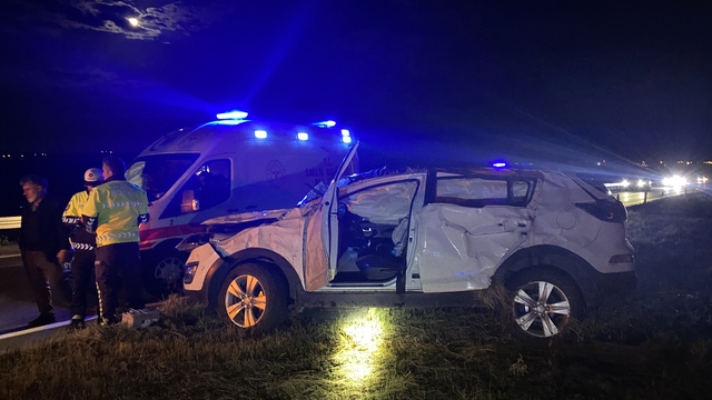 Kars'ta refüje çarparak devrilen otomobildeki 1 kişi öldü, 4 kişi yaralandı