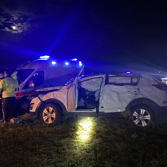 Kars'ta refüje çarparak devrilen otomobildeki 1 kişi öldü, 4 kişi yaralandı