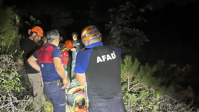 Kayalıktan düşüp ayağı kırıldı, ekipler kurtardı