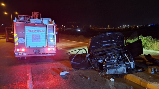 Mersin'de refüje çarpan otomobildeki 2 kişi yaralandı